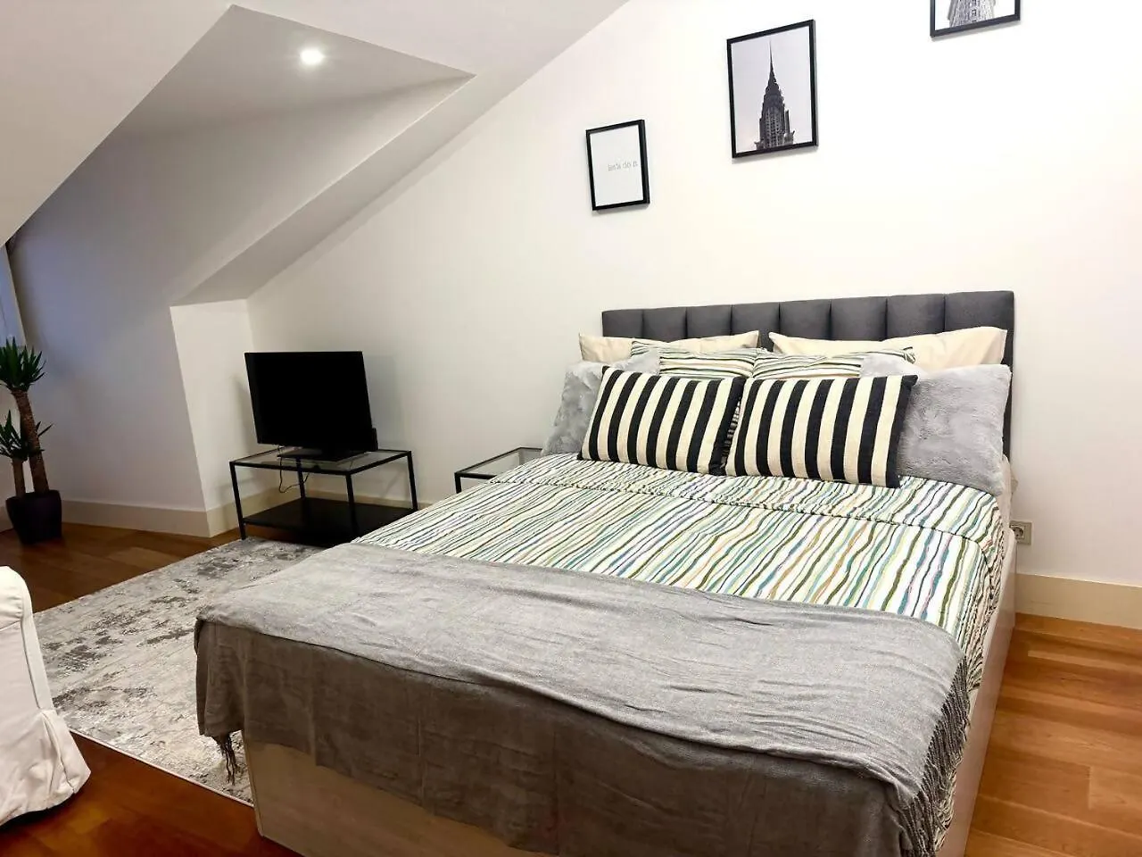 Elegant & Cozy Lisbon Apartment contacts